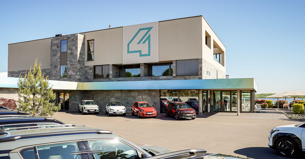 im Außenbereich des LAKESIDE stehen zahlreiche Renault R4