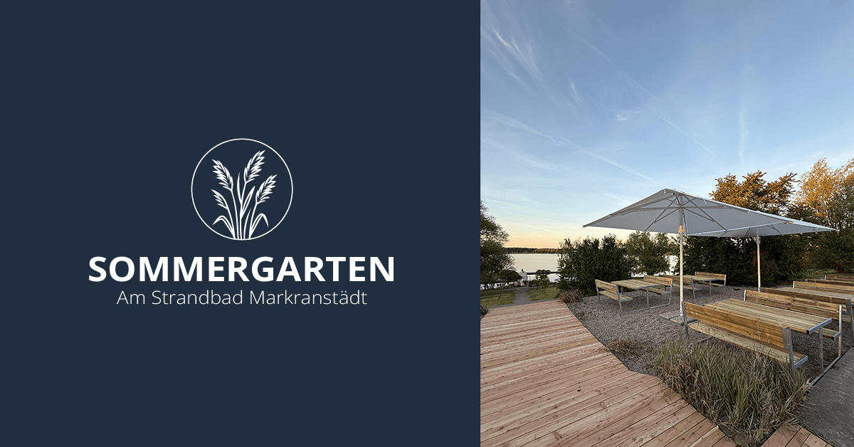 Sommergarten am Strandbad-Logo, daneben Bild des Freisitzes mit Sonnenschirmen und Sitzgruppen