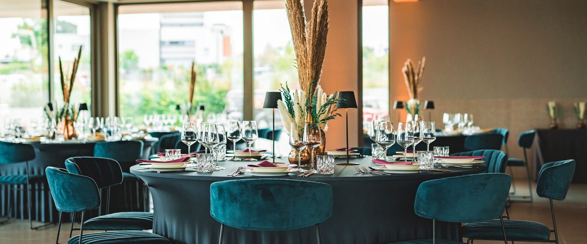 Das LAKESIDE ist eine unserer Premium-Locations - hier der große Veranstaltungssaal mit hochwertigen Bankettmöbeln und Tableware