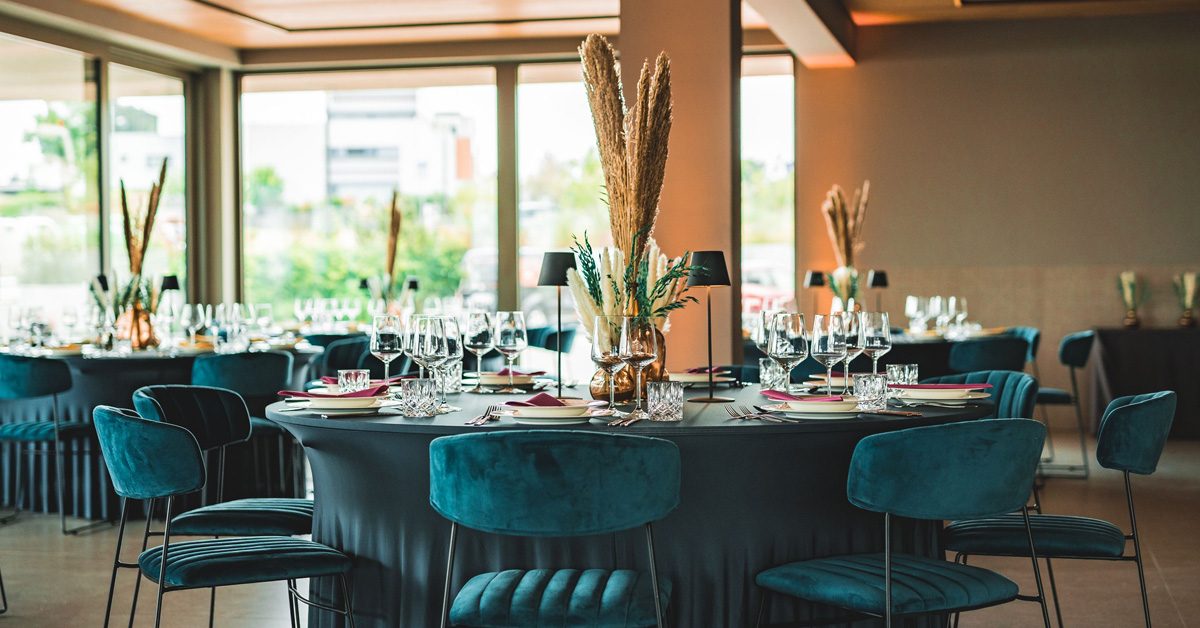 Das LAKESIDE ist eine unserer Premium-Locations - hier der große Veranstaltungssaal mit hochwertigen Bankettmöbeln und Tableware